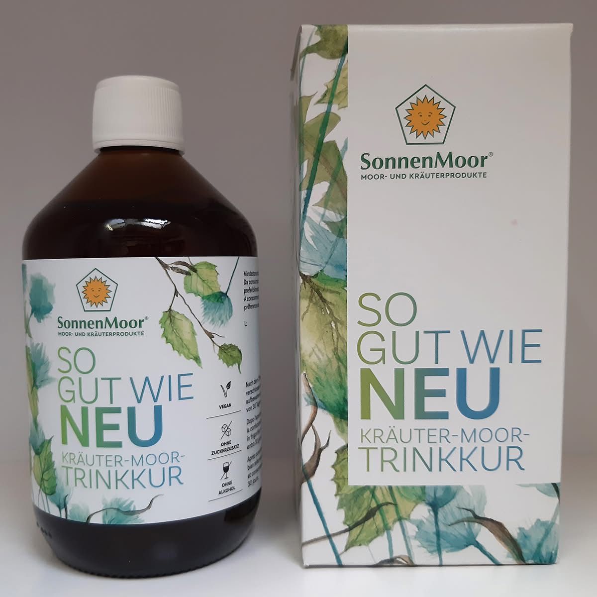 A bottle and box of SonnenMoor herbal moor drink with a green leaf design on a white background.
