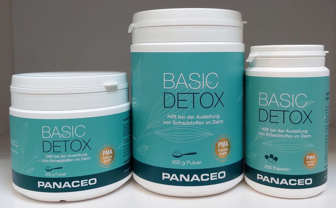 Drei Behälter mit Panaceo Basic Detox Pulver. Ein Behälter ist 400g und die anderen sind 200g. Die Behälter haben ein türkis-weißes Design.