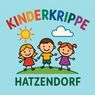 Ein farbenfrohes Bild mit drei Kindern, die Händchen halten und auf einem Hügel stehen. Oben steht 'Kinderkrippe' in bunten Buchstaben. Unten steht 'Hatzendorf' in Grün.