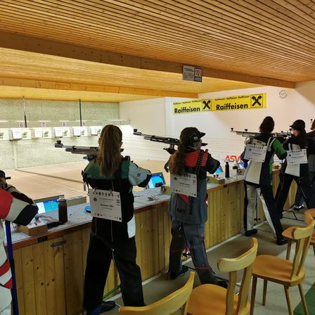 Bild enthält, Adult, Female, Person, Woman, Gun, Weapon, Firearm, Rifle, Shooting, Clapperboard