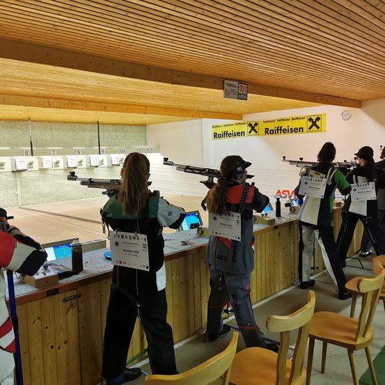 Bild enthält, Adult, Female, Person, Woman, Gun, Weapon, Firearm, Rifle, Shooting, Clapperboard