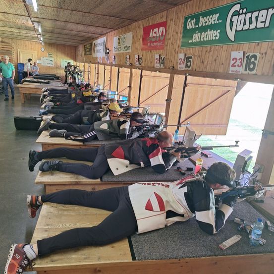Bild enthält, Wood, Plywood, Fitness, Pilates, Working Out, Person, Footwear, Shoe, Gun, Jeans