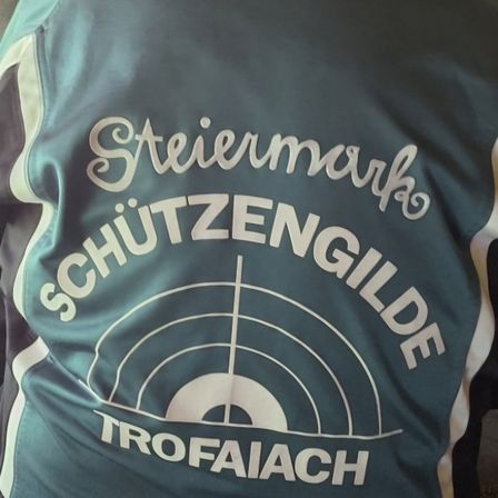Bild enthält, Clothing, Shirt, Vest, Person, Adult, Male, Man, T-Shirt, Coat