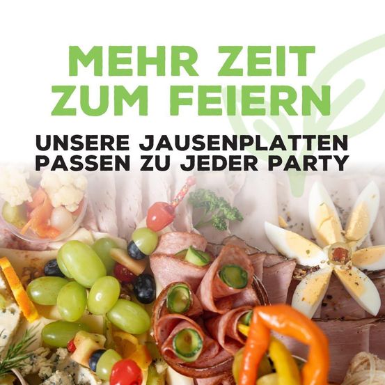 Eine Auswahl an Party-Snacks ist auf einer weißen Oberfläche angeordnet, darunter Trauben, Käse und Fleisch. Der grüne Text lautet 'Mehr Zeit zum Feiern' und 'Unsere Jausenplatten passen zu jeder Party.'