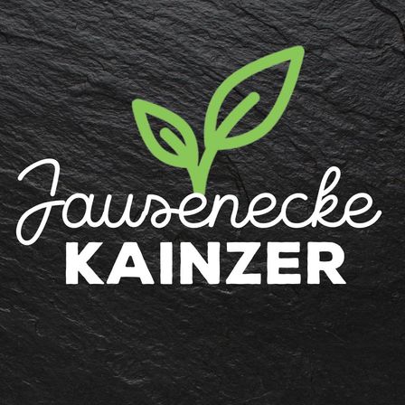 Auf schwarzem Hintergrund ist ein grünes Pflanzenlogo über den Worten 'Jawsenecke Kainzner' in Weiß.