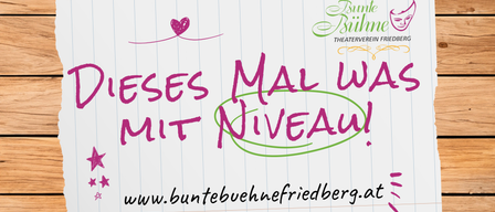 Eine handgeschriebene Notiz auf einem linierten Papier mit lila Text, der 'ESSES MAL WA MIT NIVEAU!' lautet, mit einem Herzen oben links und 'www.buntebuehnefriedberg.at' darunter.