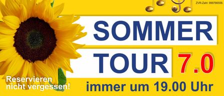 Ein Plakat für eine Sommertour mit einer Sonnenblume und einer Musiknote. Es listet Orte und Termine für Veranstaltungen auf, darunter Gasthaus Gold Hirsch Hirtenberg, Heurigen Rappold-Schlegel Lindabrunn, Heurigen Schwarz Lindabrunn und Mayer's Picknick Enzesfeld.