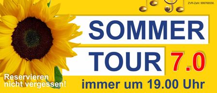 Ein Plakat für eine Sommertour, beginnend mit einem Halt im Gasthaus Gold Hirsch Hirtenberg am Donnerstag, 2. Juli. Weitere Haltepunkte sind Heurigen Rappolt-Schleg in Lindabrunn am 9. Juli, Heurigen Schwarz in Lindabrunn am 16. Juli, Mayer's Picknick in Enzesfeld am 17. Juli und Heurigen Stockreiter. Die Tour beginnt täglich um 19:00 Uhr.