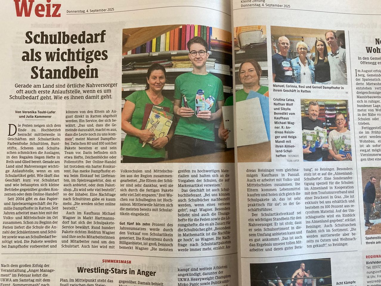 Deutscher Zeitungsartikel behandelt den lokalen Bedarf an essentiellen Artikeln, einschließlich Schulmaterial. Zwei Frauen und ein Mann in grünen T-Shirts halten Bücher und ein Paket. Ein weiterer Artikel befasst sich mit Wrestling-Stars in Anger, mit einem Bild eines Wrestlers.