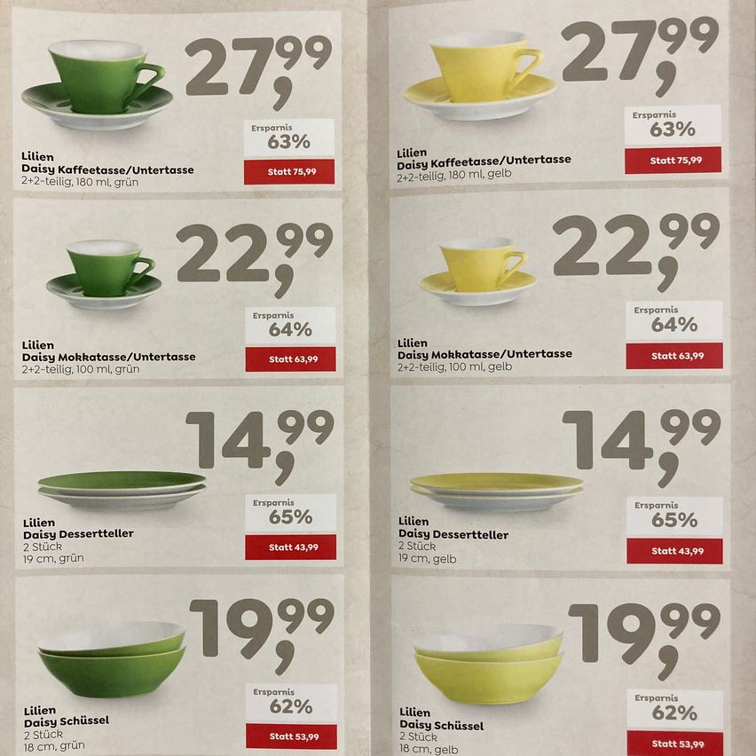 Ein Poster zeigt verschiedene Artikel mit ihren Preisen. Die Artikel umfassen Daisy-Kaffeetassen, Mokkatasse, Dessertteller und Schüsseln, alle in grün und gelb. Jeder Artikel hat einen Rabattprozentsatz und seinen ursprünglichen Preis. Die Daisy-Kaffeetassen haben einen 63%igen Rabatt, die Mokkatasse hat einen 64%igen Rabatt, die Dessertteller haben einen 65%igen Rabatt und die Schüsseln haben einen 62%igen Rabatt.