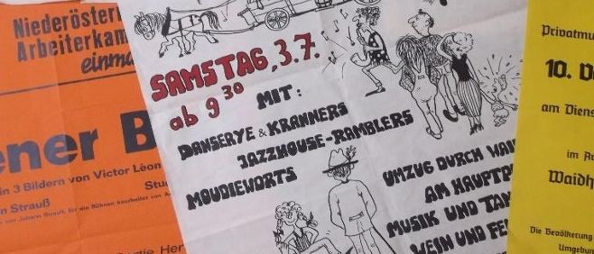 Eine Sammlung von Werbeplakaten für verschiedene Veranstaltungen, einschließlich Straßenmusik und Jazzhouse-Rammler. Die Plakate zeigen Cartoon-Illustrationen und deutschen Text, der verschiedene Daten und Zeiten für die Veranstaltungen angibt.