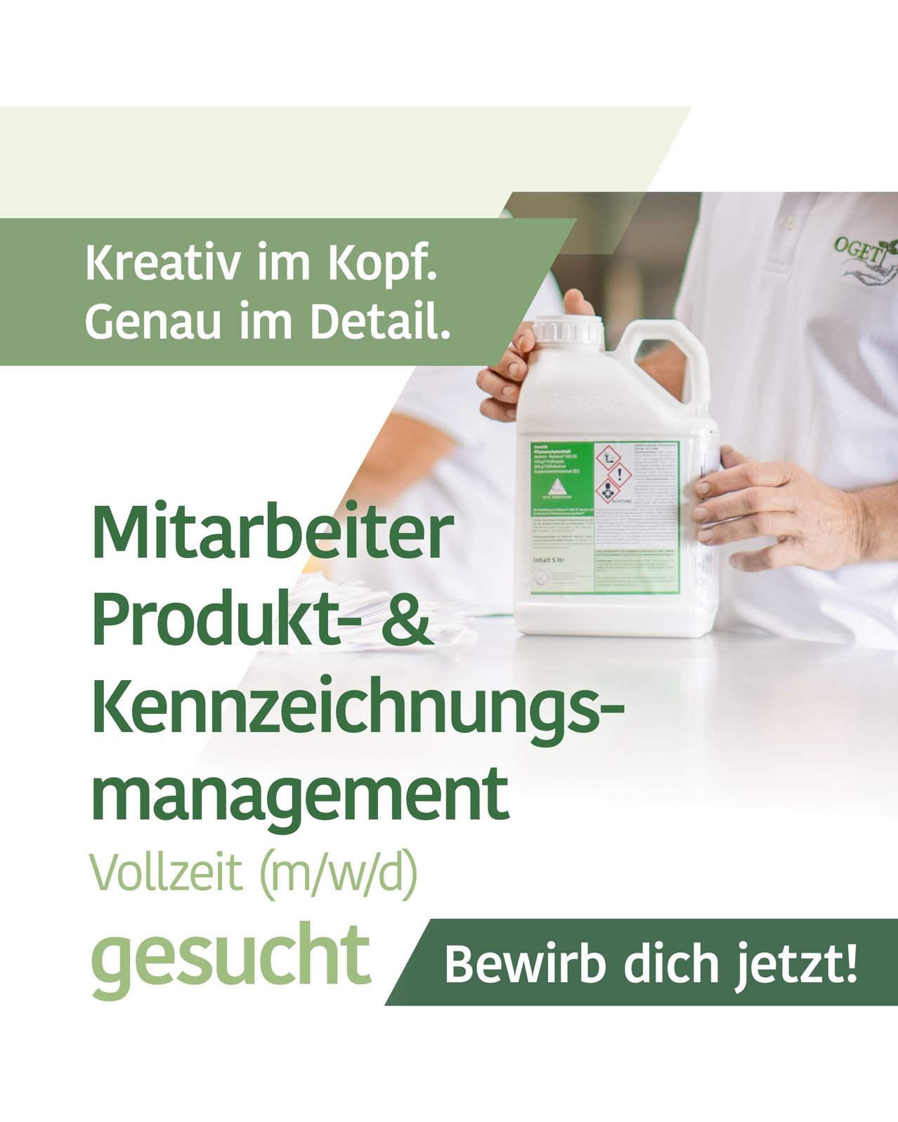 Eine Anzeige für eine Vollzeitstelle im Produkt- und Kennzeichnungsmanagement. Eine Person hält eine Flasche mit einem grünen Etikett. Der Text lautet 'Kreativ im Kopf. Genau im Detail.' Unten steht 'Bewirb dich jetzt!'