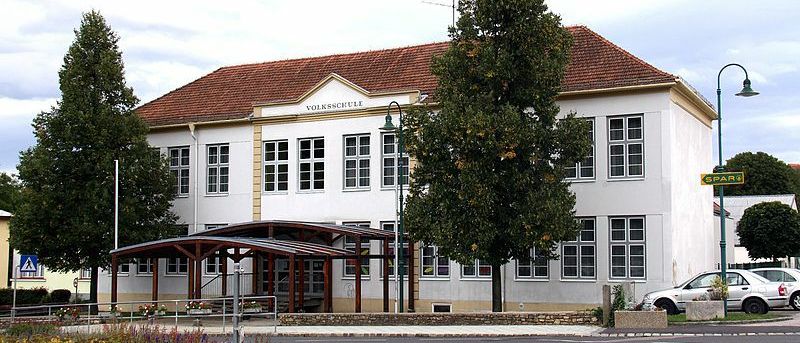 Bild enthält, City, Tree, Outdoors, Shelter, Hotel, Car, Urban, Housing, Villa, Fir