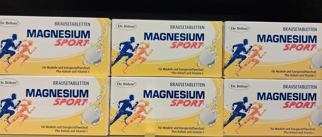 Mehrere Schachteln Magnesium Sport Brausetabletten sind ausgestellt. Sie sind für Muskel- und Energiestoffwechsel sowie für Kalium und Vitamin C gedacht.