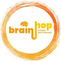 Das Brainhop-Logo zeigt ein stilisiertes Gehirn mit dem Text 'Brainhop' in Gelb, vor einem weißen und orangefarbenen kreisförmigen Hintergrund. Der Slogan 'Entfalte dein Potenzial' steht in Fettschrift unter dem Logo.