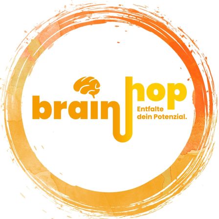Das Brainhop-Logo zeigt ein stilisiertes Gehirn mit dem Text 'Brainhop' in Gelb, vor einem weißen und orangefarbenen kreisförmigen Hintergrund. Der Slogan 'Entfalte dein Potenzial' steht in Fettschrift unter dem Logo.