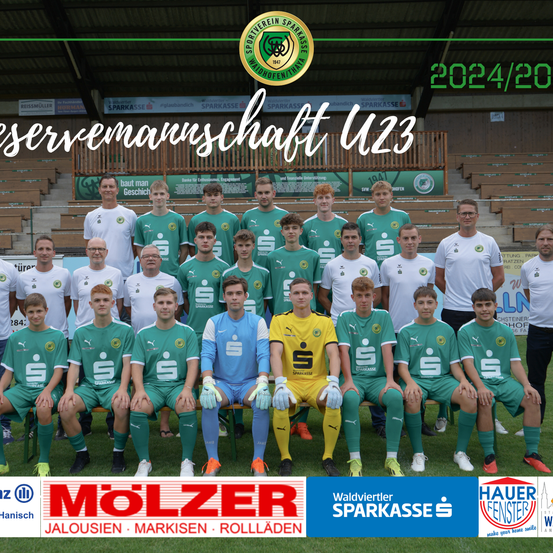 Eine Fußballmannschaft posiert für ein Mannschaftsfoto vor einem Stadion, auf dem 2024/2025 steht.