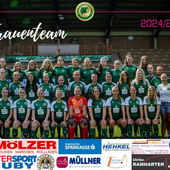 Das Frauenfußballteam eines Sportvereins im Jahr 2024/25, in grünen Trikots, posiert für ein Foto mit ihrem Trainer vor einem Banner. Mehrere Sponsoren sind im Hintergrund sichtbar.