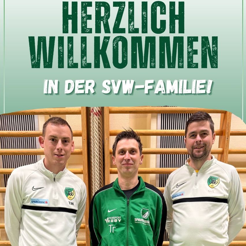 Drei Männer in Sportjacken stehen gemeinsam vor einer Holztreppe. Sie lächeln und scheinen jemanden zu begrüßen. Der Text lautet 'Herzlich Willkommen in der SWV-Familie!'.