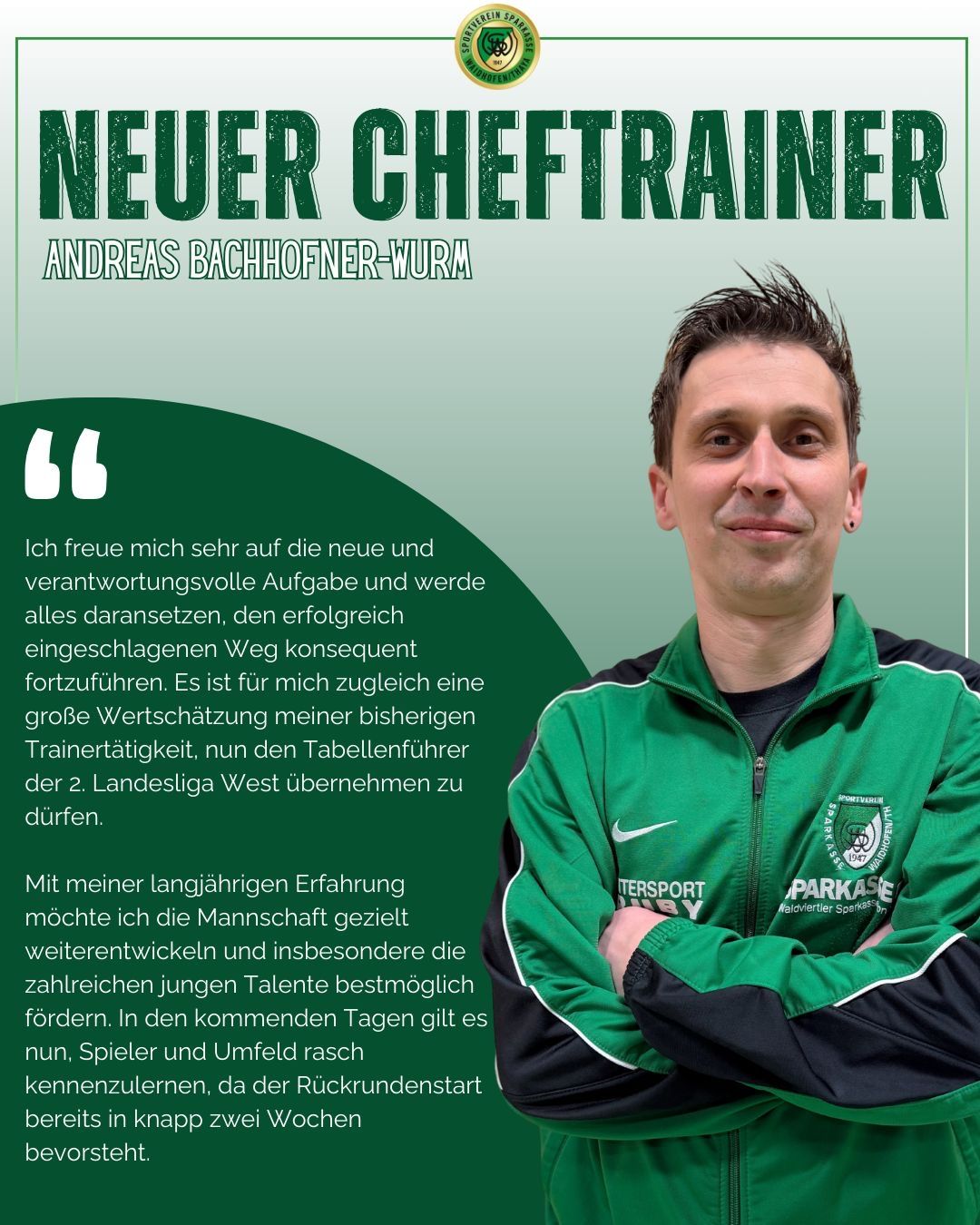 Plakat, das Andreas Bachhofer-Wurm als neuen Cheftrainer ankündigt. Er zeigt sich begeistert über die neue Aufgabe und plant, den erfolgreichen Weg fortzusetzen. Das Bild zeigt ihn in einer grünen Jacke mit verschränkten Armen.