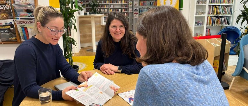 Bild enthält, Adult, Female, Person, Woman, Conversation, Student, Head, Face, Glasses, Pen