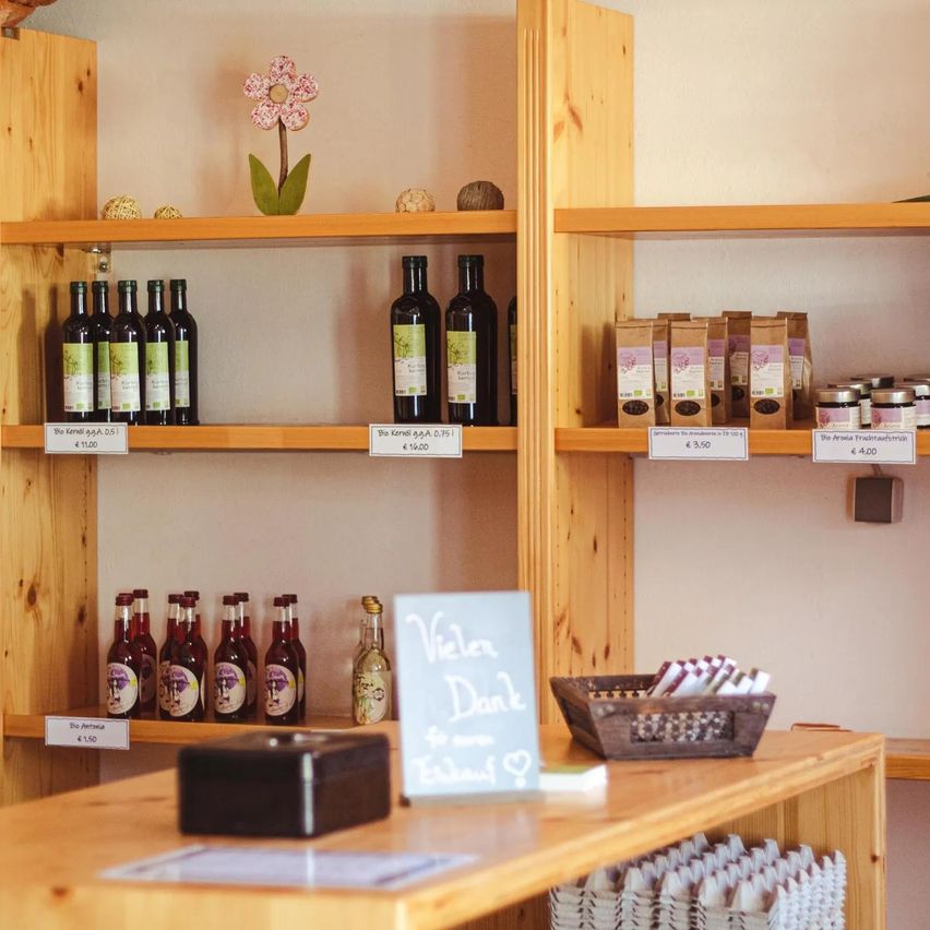 Bild enthält, Shelf, Bottle, Wood, Alcohol, Beer, Beverage, Liquor