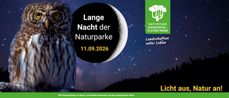 Eine Eule auf einem Ast mit einem Vollmond im Hintergrund, das Bild bewirbt die 'Lange Nacht der Naturparks' Veranstaltung am 11.09.2026.