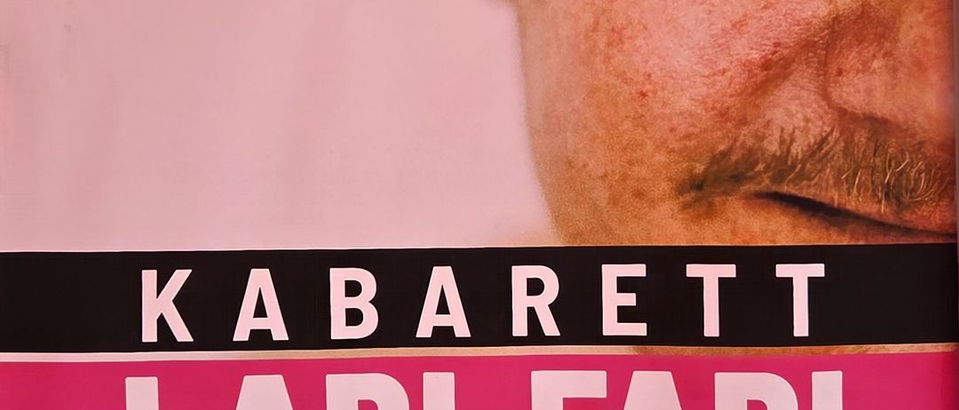 Ein Plakat für eine Kabarett-Aufführung von Lari Fari. Das Bild zeigt ein Nahaufnahme des Gesichts eines Mannes mit rosa Hintergrund. Die Aufführung ist für den 19. September 2025 um 19:30 Uhr in Ebersdorf geplant.