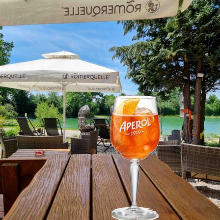 Bild enthält, Nature, Outdoors, Scenery, Alcohol, Beer, Glass, Table, Lager, Wood, Person