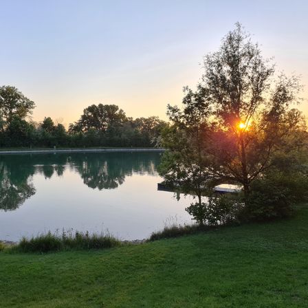 Bild enthält, Nature, Outdoors, Scenery, Pond, Water, Grass, Lake, Sky, Landscape, Lakefront