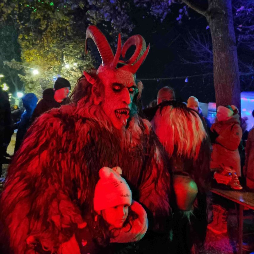 Bild enthält, Adult, Female, Person, Woman, Urban, Festival, Face, Head