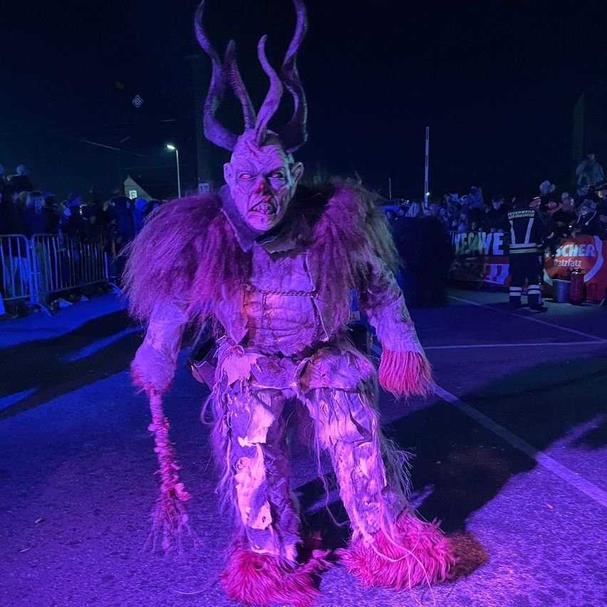 Bild enthält, Person, Urban, Face, Head, Clothing, Costume, Festival