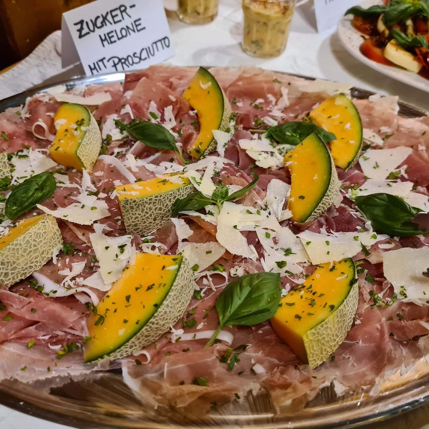 Bild enthält, Food, Food Presentation, Brunch, Dish, Meal, Platter, Meat, Pork