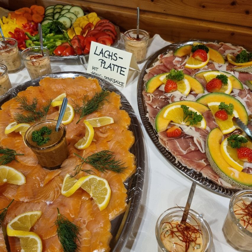 Bild enthält, Cafeteria, Indoors, Restaurant, Food, Meal, Brunch, Buffet, Food Presentation, Dish, Platter
