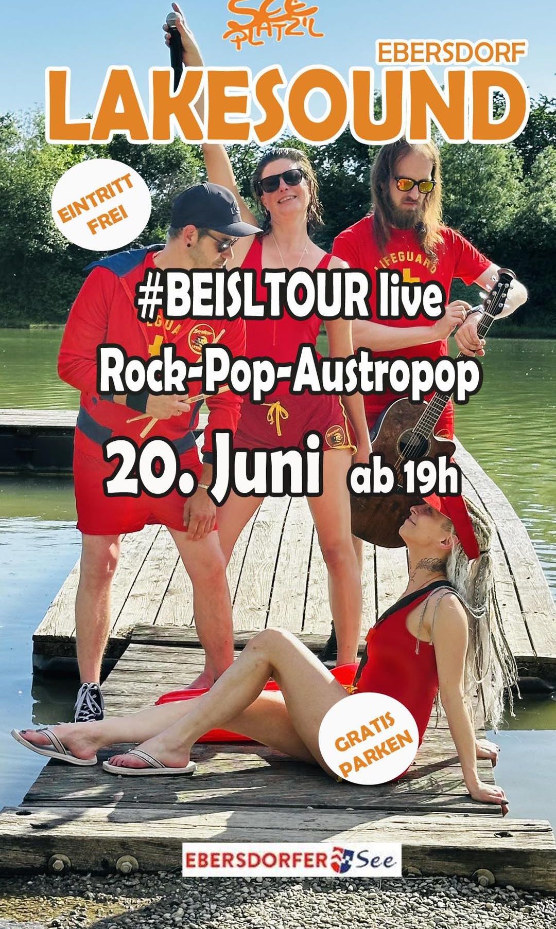 Vier Personen in Rettungsschwimmer-Uniformen, zwei stehen auf einem Steg und zwei liegen darauf, einer spielt Gitarre und der andere hält Drumsticks, mit Datum und Hashtag auf dem Bild.