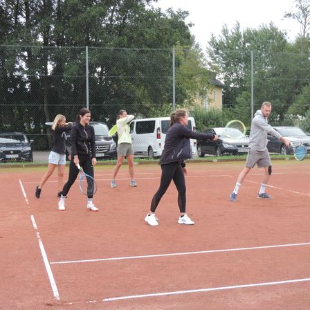 Bild enthält, Shoe, Boy, Male, Person, Teen, Car, Shorts, Adult, Female, Woman