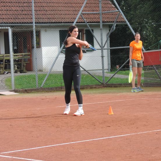 Bild enthält, Tennis, Tennis Ball, Shoe, Person, Female, Girl, Teen, Bench, Playing Tennis, Handbag