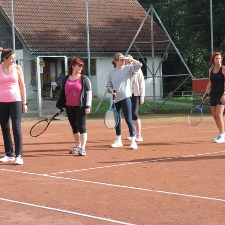 Bild enthält, Shoe, Person, Female, Girl, Teen, Wristwatch, Tennis, Tennis Racket, Glasses, Playing Tennis