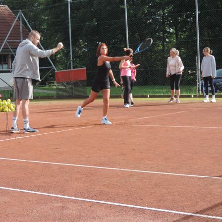 Bild enthält, Tennis, Tennis Ball, Person, Shoe, Adult, Female, Woman, Tennis Racket, Playing Tennis, Car