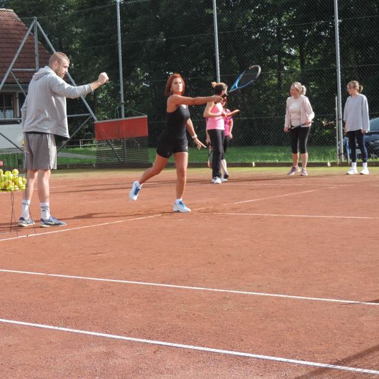 Bild enthält, Tennis, Tennis Ball, Person, Shoe, Adult, Female, Woman, Tennis Racket, Playing Tennis, Car