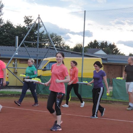 Bild enthält, Shoe, Adult, Male, Man, Person, Tennis Ball, Female, Woman, Boy, Teen