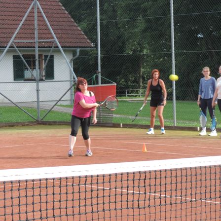 Bild enthält, Shoe, Female, Girl, Person, Teen, Tennis, Tennis Racket, Glasses, Tennis Ball, Playing Tennis