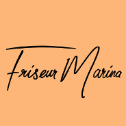Ein gelber Hintergrund mit einer handgeschriebenen Unterschrift, die 'Friseur Marina' in kursiver Schrift liest.