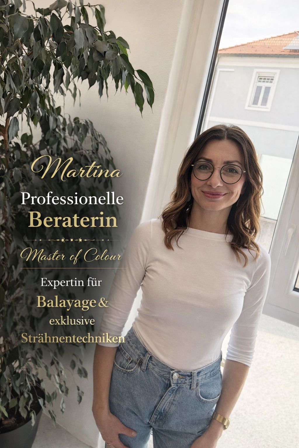 Eine Frau steht drinnen neben einer Pflanze, trägt eine Brille und ein weißes Langarm-Shirt. Sie lächelt und schaut in die Kamera. Der Text-Overlay lautet 'Martina, professionelle Beraterin, Meisterin der Farben, Expertin für Balayage & exklusive Haartechniken.'