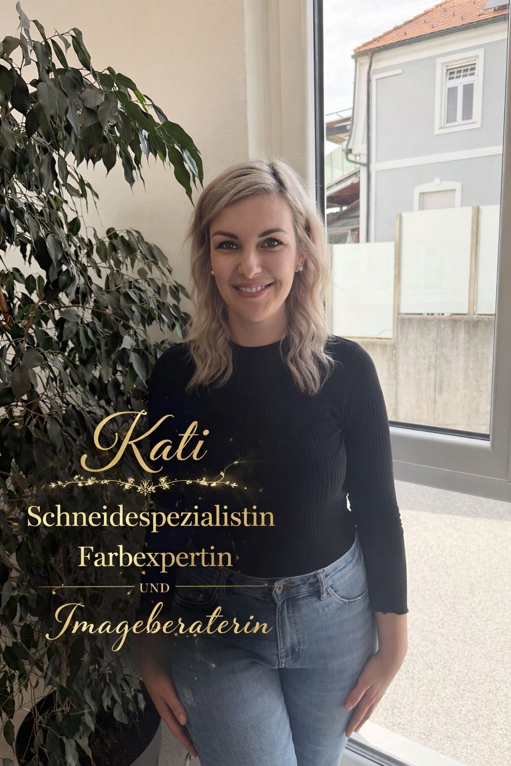 Eine lächelnde blonde Frau steht neben einer Pflanze, trägt ein schwarzes Langarmshirt und Jeans. Hinter ihr befindet sich ein Glasfenster, das ein Gebäude zeigt. Das Bild ist goldgerahmt mit Text, der 'Kati: Schneidespezialistin, Farbexpertin und Imageberaterin' lautet.