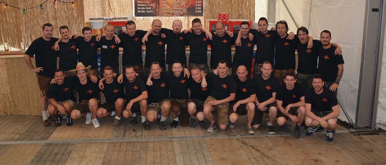 Bild enthält, People, Person, Team, Adult, Male, Man, Shoe, Groupshot, Wristwatch, Face