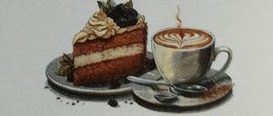 Ein Stück mehrschichtiger Schokoladenkuchen mit Schlagsahne und Brombeeren steht neben einer Tasse Latte mit Herzdesign auf einer Untertasse.