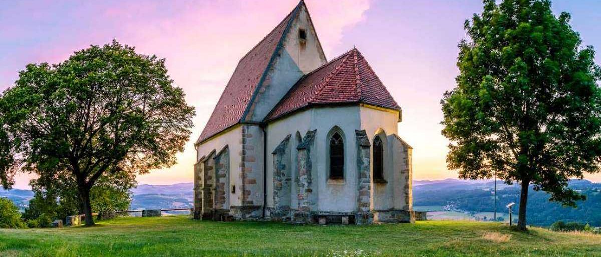 Bild enthält, Grass, Building, Cottage, Outdoors, Scenery, Arch, Gothic Arch, Lawn, Tree, Landscape