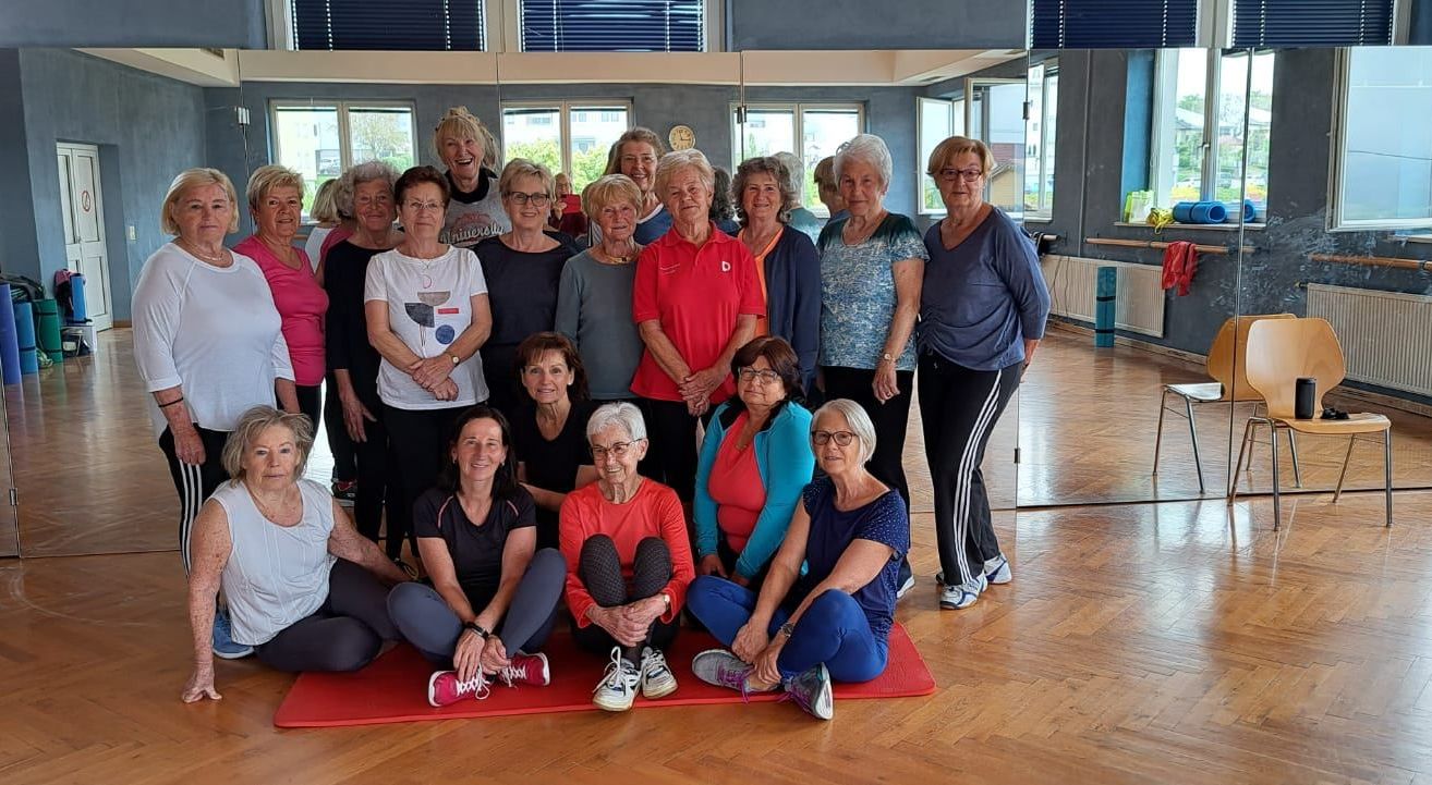 Bild enthält, People, Person, Groupshot, Adult, Female, Woman, Face, Head