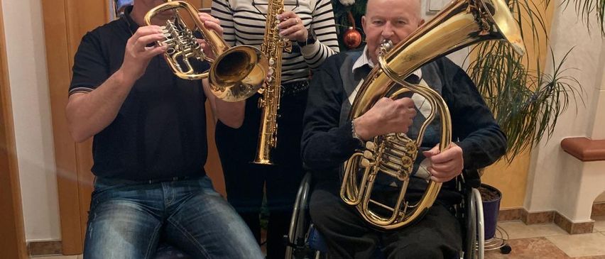 Bild enthält, Horn, Musical Instrument, Tuba, Adult, Male, Man, Person, E-scooter, Pants, Musician